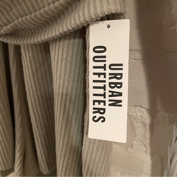 urban outfitters | v-neck romper - Picture 3 of 3